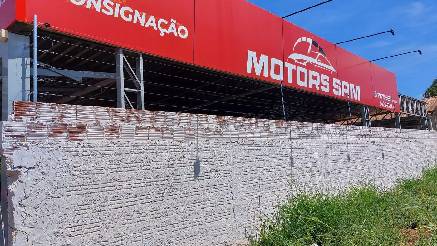 Cerca elétrica instalada em muro de estabelecimento comercial em Dourados, MS