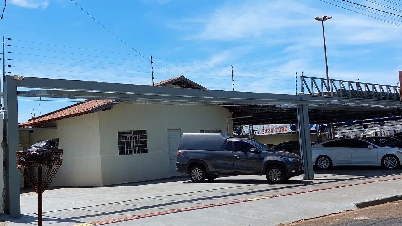 Cerca elétrica instalada em estrutura metálica de comércio em Dourados, MS