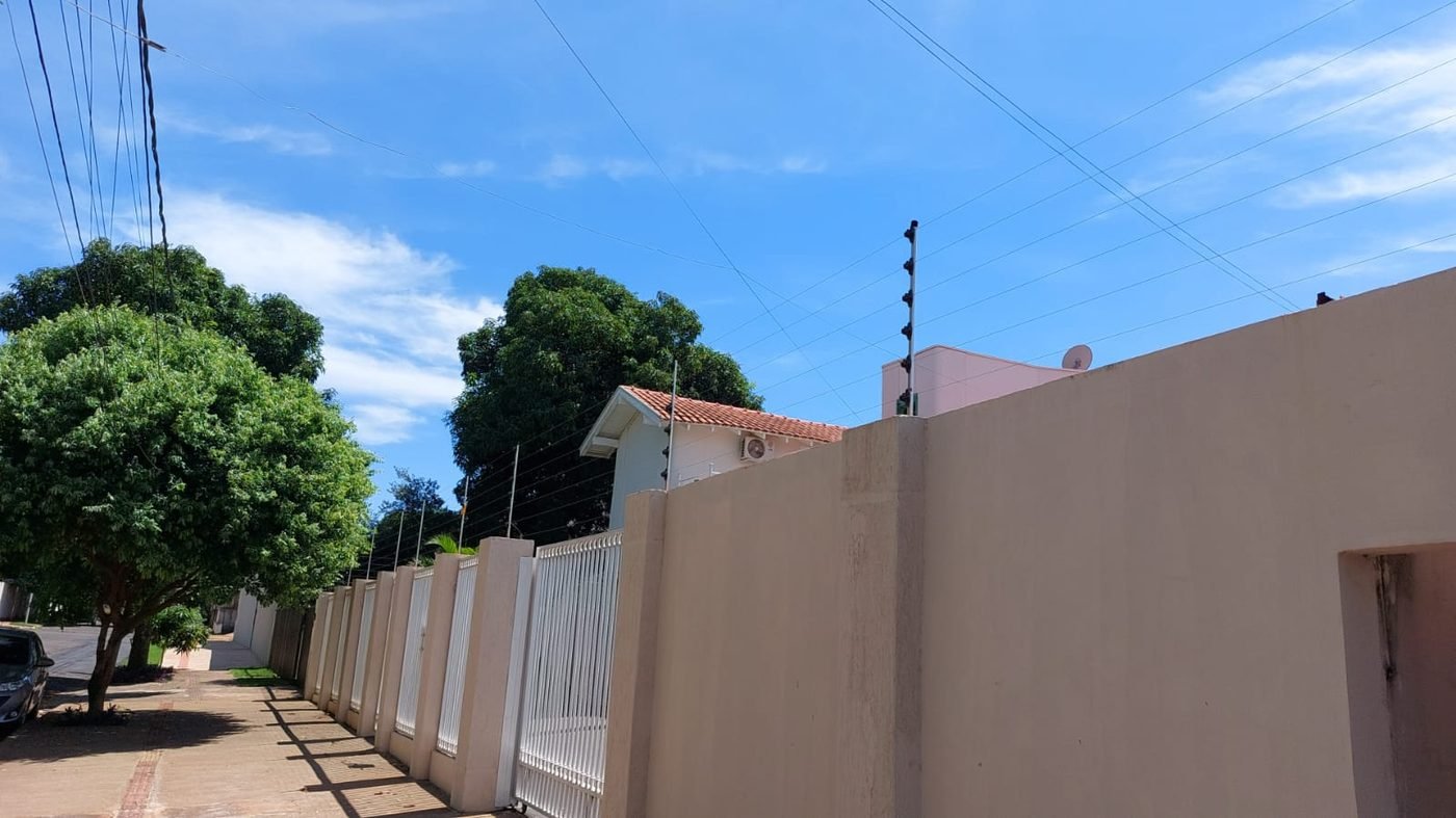 Cerca elétrica instalada sobre muro residencial em rua de Dourados, MS